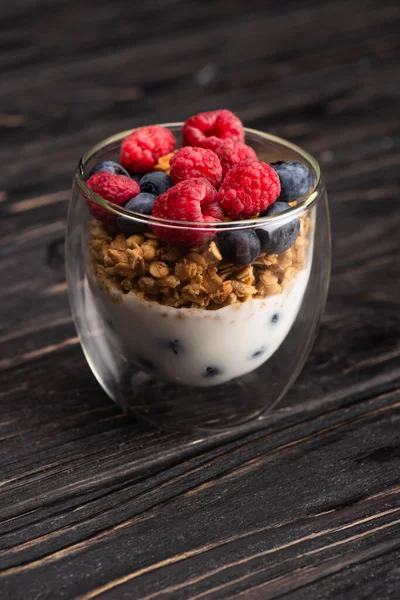 Deliciosa Granola Con Bayas Yogur Copa Vidrio Sobre Superficie Madera —  Fotos de Stock