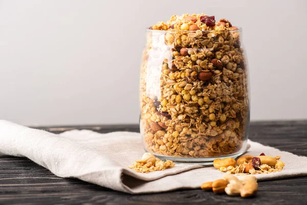 Gri Üzerine Izole Edilmiş Peçetenin Üzerinde Cam Içinde Nefis Granola — Stok fotoğraf