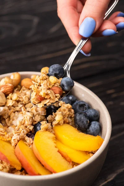 Vista Recortada Mujer Comiendo Deliciosa Granola Con Nueces Melocotón Arándanos — Foto de Stock