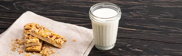 Läckra Müsli Barer Servett Nära Glas Mjölk Träytan Banner — Stockfoto