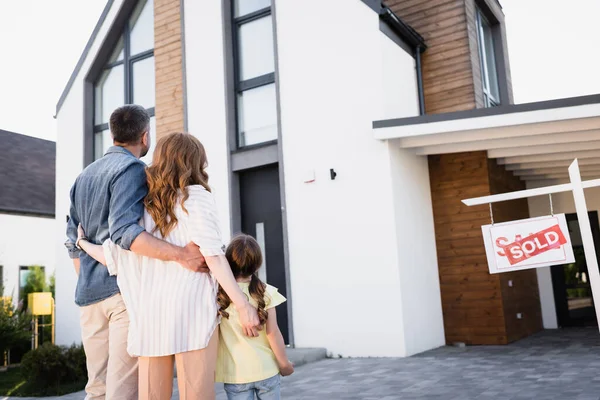 Vista Trasera Familia Cerca Signo Con Letras Vendidas Casa — Foto de Stock