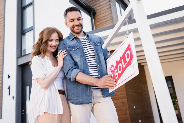 Couple Joyeux Regardant Signe Avec Lettrage Vendu Près Maison — Photo