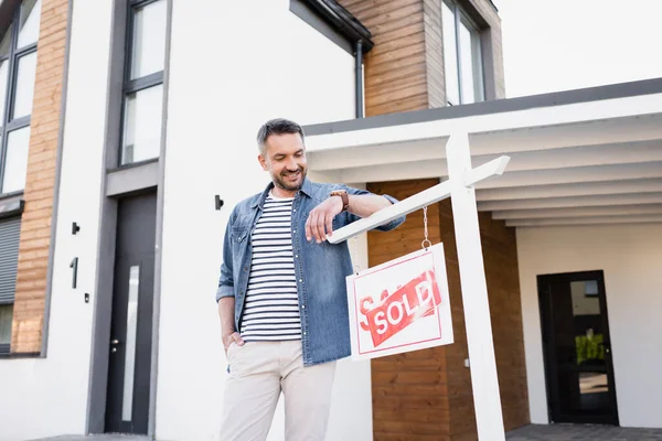 Hombre Sonriente Con Mano Bolsillo Mirando Letrero Con Letras Vendidas — Foto de Stock