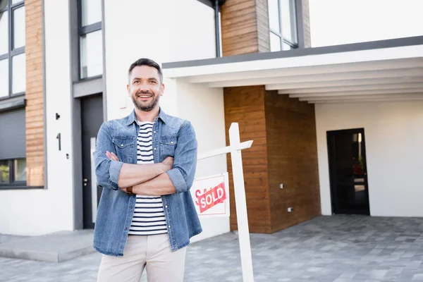 Hombre Feliz Con Los Brazos Cruzados Mirando Cámara Cerca Casa —  Fotos de Stock