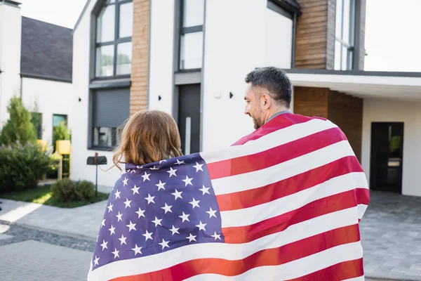 Vista Trasera Pareja Cubierta Con Bandera Americana Cerca Casa Sobre —  Fotos de Stock