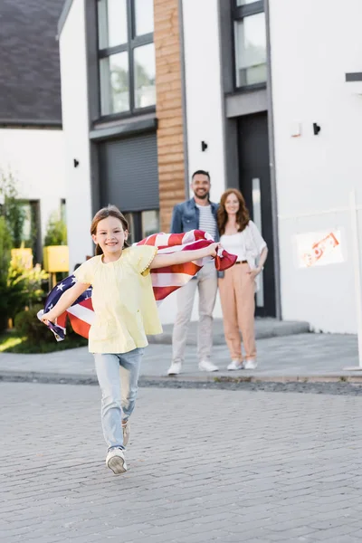 Pełna Długość Szczęśliwej Dziewczyny Amerykańską Flagą Biegnącą Przodu Patrząc Kamerę — Zdjęcie stockowe