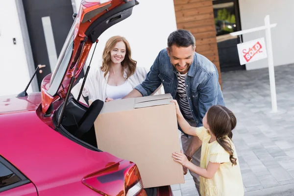 Smiling Father Looking Daughter While Taking Carton Box Car Trunk — Stock Photo, Image