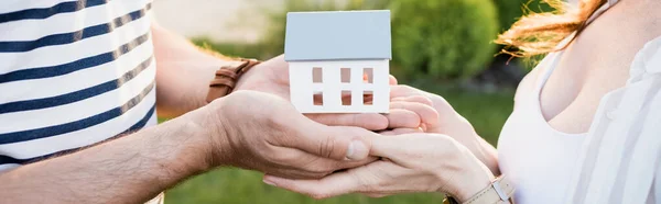 Cropped View Couple Holding Statuette House Blurred Background Banner — Stock Photo, Image