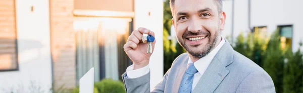 Portrait Happy Real Estate Agent Showing Keys While Looking Camera — Stock Photo, Image