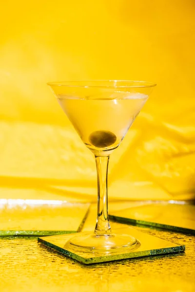 Olive Verte Verre Avec Martini Sur Jaune — Photo