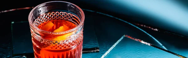 混合酒精鸡尾酒 威士忌和橙子 靠近蓝色横幅上的镜子 — 图库照片