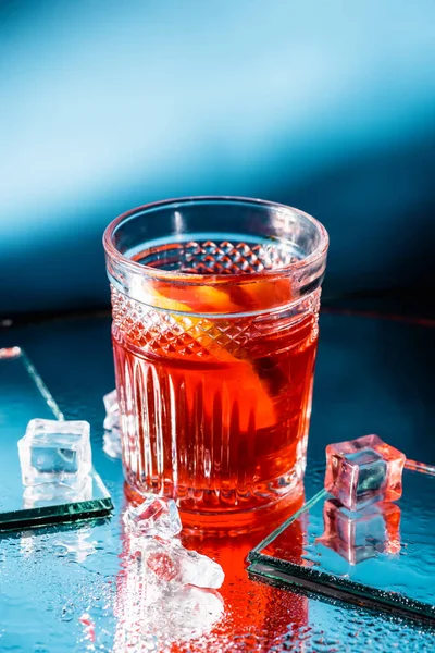 Μείγμα Αλκοόλ Κοκτέιλ Ουίσκι Κοντά Παγάκια Στο Μπλε — Φωτογραφία Αρχείου