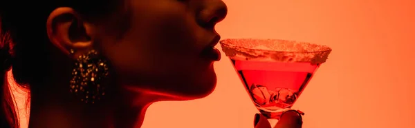 Zijaanzicht Van Jonge Vrouw Drinken Margarita Cocktail Oranje Banner — Stockfoto