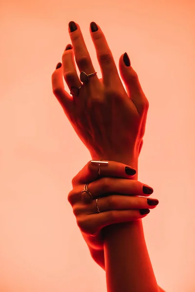 Vista Parcial Las Manos Femeninas Con Anillos Los Dedos Rosa — Foto de Stock