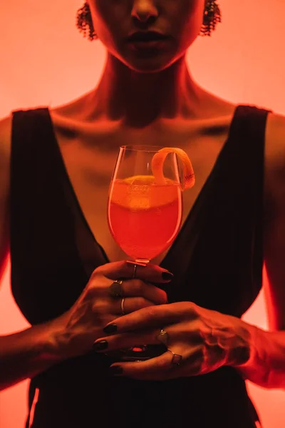 Bijgesneden Weergave Van Elegante Vrouw Met Glas Met Gemengde Cocktail — Stockfoto