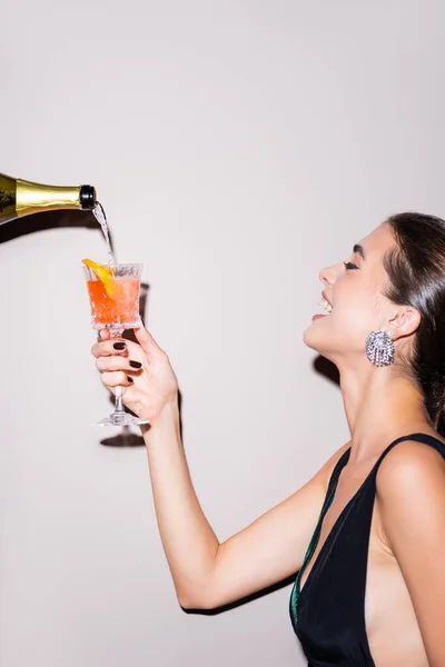 Champagne Verser Dans Verre Avec Cocktail Bouteille Près Femme Heureuse — Photo