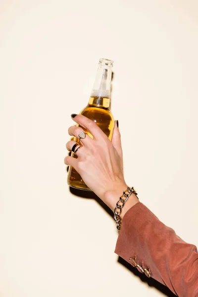 Обрезанный Вид Женщины Бутылкой Пива Белом — стоковое фото