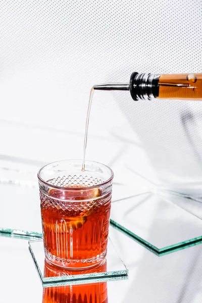 Whisky Vertiendo Vaso Con Coctel Botella Con Dispensador Sobre Blanco — Foto de Stock