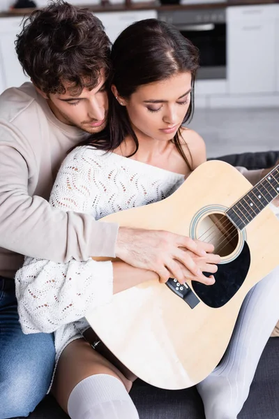 Mujer Joven Tocando Guitarra Acústica Cerca Novio Casa — Foto de Stock