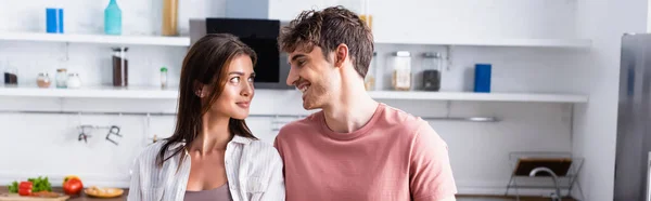 Hombre Sonriente Mirando Novia Cocina Pancarta — Foto de Stock