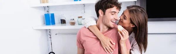 Mujer Sonriente Sosteniendo Baguette Cerca Novio Cocina Pancarta — Foto de Stock