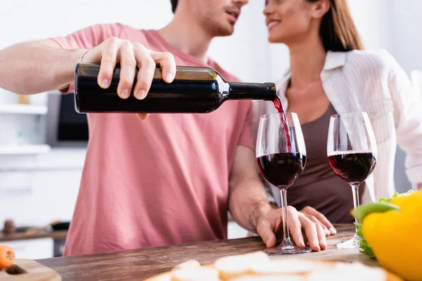 Gewassen Uitzicht Van Mens Gieten Wijn Glas Buurt Van Vriendin — Stockfoto