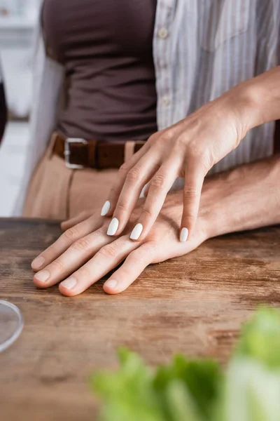 Καλλιεργημένη Άποψη Της Γυναίκας Αγγίζοντας Χέρι Του Φίλου Στο Τραπέζι — Φωτογραφία Αρχείου