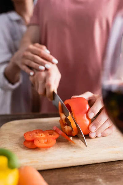 Vista Ritagliata Uomo Taglio Paprica Vicino Fidanzata Bicchiere Vino Primo — Foto Stock