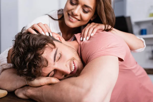 Smiling Man Closed Eyes Girlfriend Blurred Background Kitchen — Stock Photo, Image
