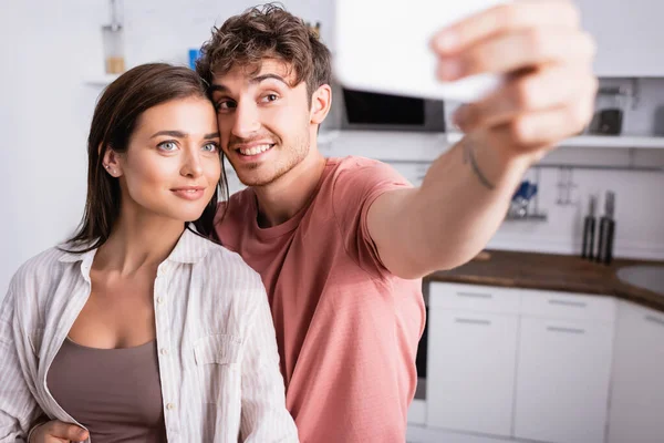 Smiling Couple Taking Selfie Smartphone Blurred Foreground Kitchen — Stock Photo, Image