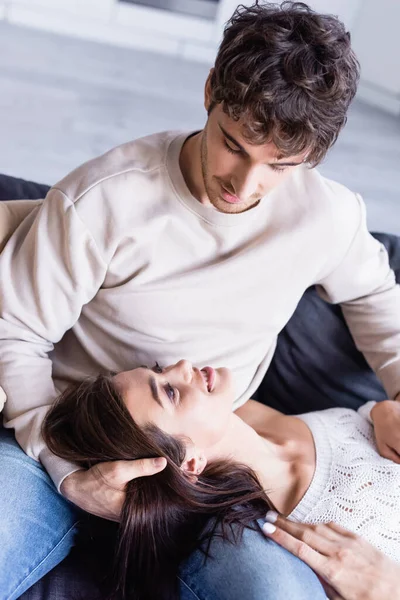 Mujer Sonriente Mirando Novio Sofá Casa —  Fotos de Stock