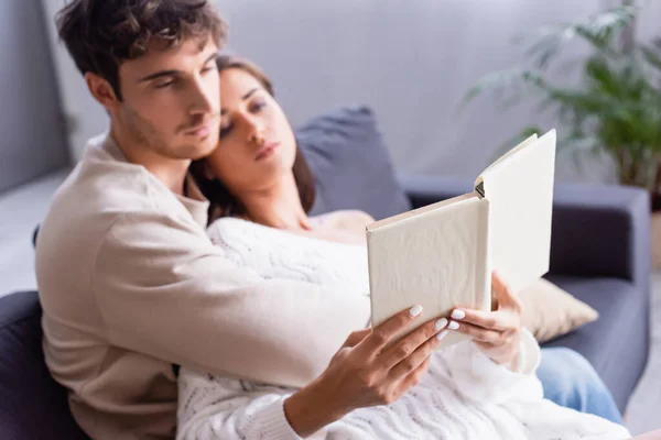 Livro Mãos Mulher Lendo Perto Namorado Fundo Embaçado — Fotografia de Stock