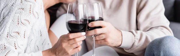 Cropped View Glasses Red Wine Hands Young Couple Blurred Background — Stock Photo, Image