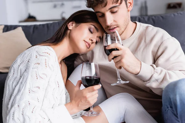 Esmer Kadın Evde Erkek Arkadaşının Yanında Bir Kadeh Şarap Tutuyor — Stok fotoğraf