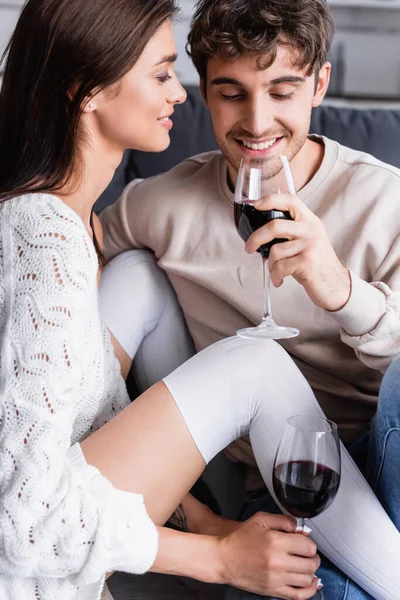 Leende Kvinna Tittar Pojkvän Med Ett Glas Vin Hemma — Stockfoto