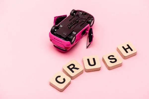 Speelgoedauto Woord Crush Blokjes Roze Achtergrond — Stockfoto