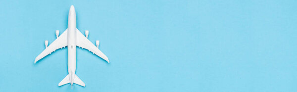 вид сверху на модель белой плоскости на синем фоне, баннер