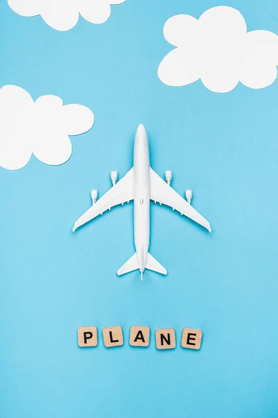 Draufsicht Auf Flugzeugmodell Und Würfel Mit Wortebene Auf Blauem Himmelhintergrund — Stockfoto