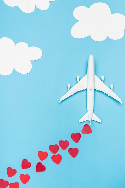 Top View Plane Model Red Hearts Blue Background White Clouds — Stock Photo, Image