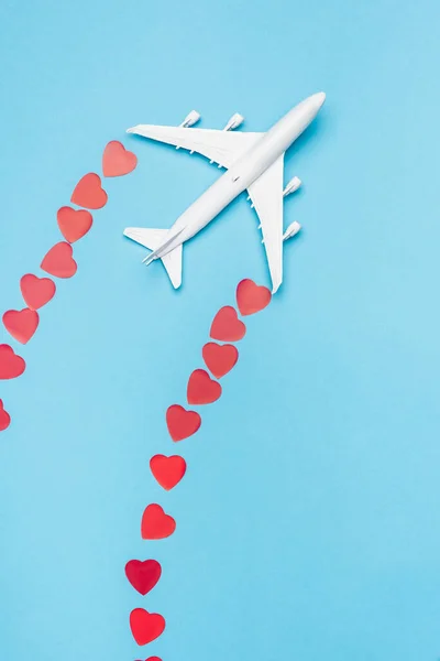 Top View Plane Model Red Hearts Blue Background — Stock Photo, Image