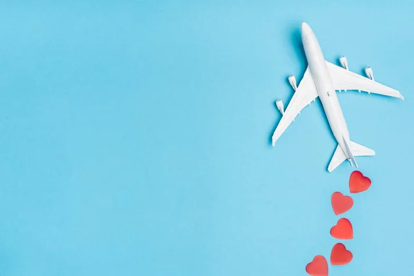 Вид Сверху Модель Самолета Красные Сердечки Синем Фоне — стоковое фото
