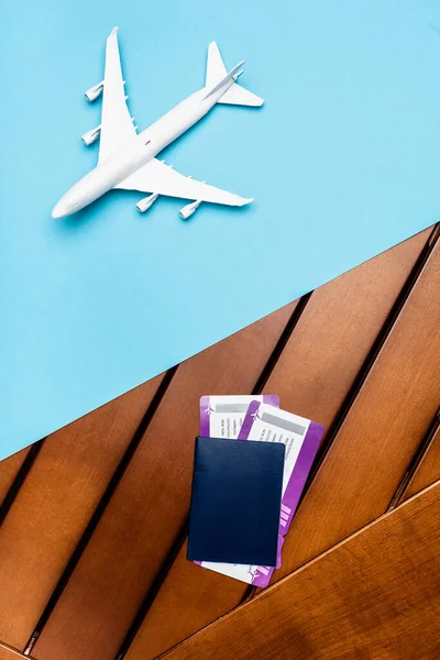 Widok Góry Biały Samolot Modelu Bilety Tle Niebieskim Drewnianym — Zdjęcie stockowe