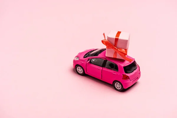 Speelgoed Auto Geschenkdoos Roze Achtergrond — Stockfoto