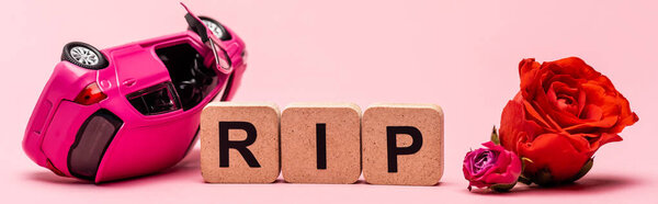 разбившийся автомобиль и слово разорвать с цветами на розовом фоне, баннер