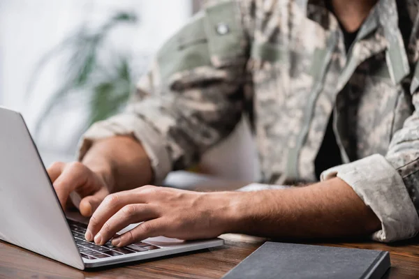 Beskärd Bild Militär Man Med Bärbar Dator Skrivbordet — Stockfoto