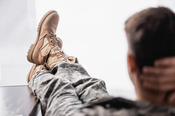 Militärstiefel Auf Soldat Der Auf Verschwommenem Vordergrund Ruht — Stockfoto