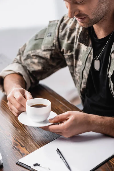 Militar Uniforme Sosteniendo Taza Café Platillo Oficina —  Fotos de Stock