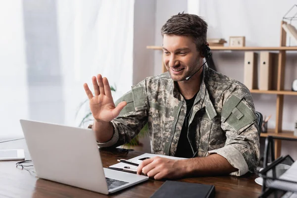 Militär Man Uniform Och Headset Viftande Hand Medan Har Videochatt — Stockfoto