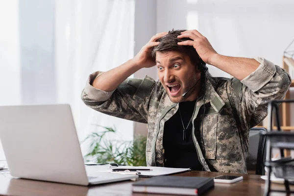 Homem Militar Chocado Uniforme Fone Ouvido Olhando Para Laptop — Fotografia de Stock