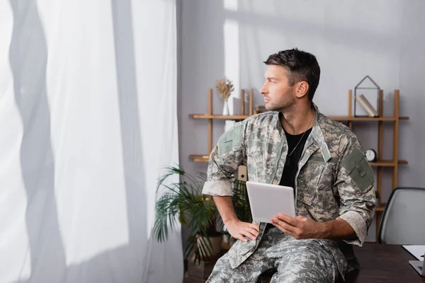 Soldat Militäruniform Hält Digitales Tablet Der Hand Und Schaut Büro — Stockfoto